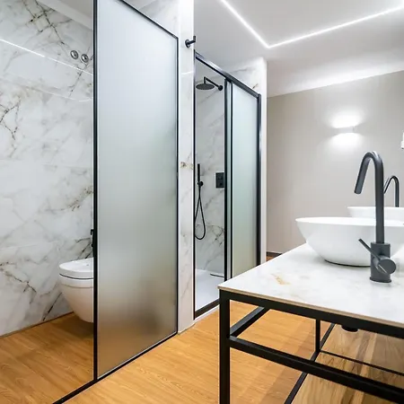 Flag Design מלון